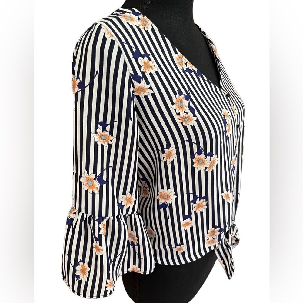 Sienna Sky navy blue/white striped tie front floral top size S - Picture 4 of 6